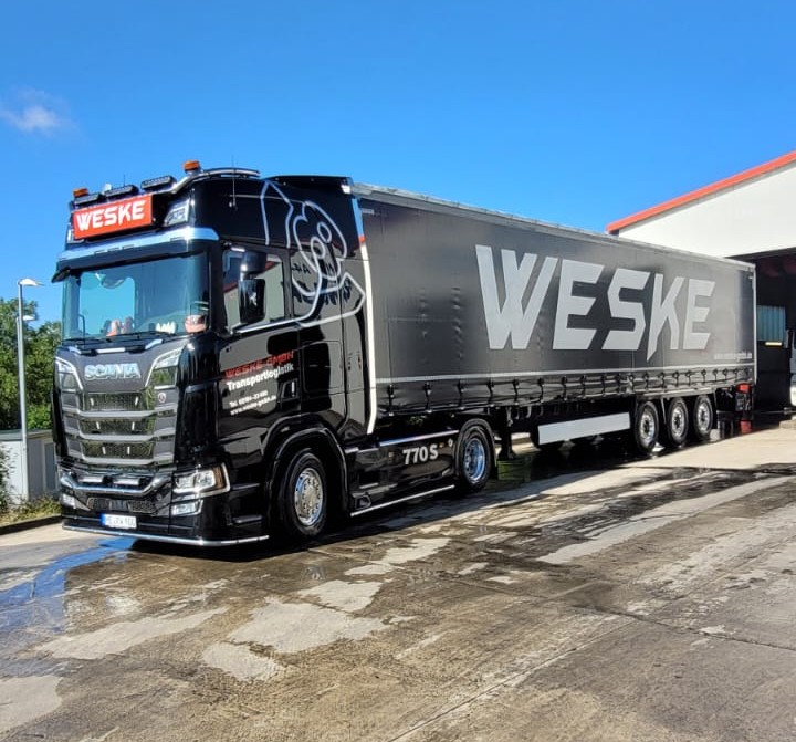 Scania 770S im Hof