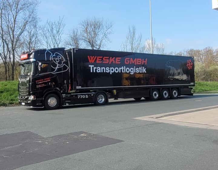 Schwarzer Scania auf der Strasse